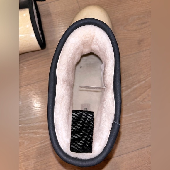 Conscious
UGG
Classic Clear "Natural Black" boots - Picture 2 of 7